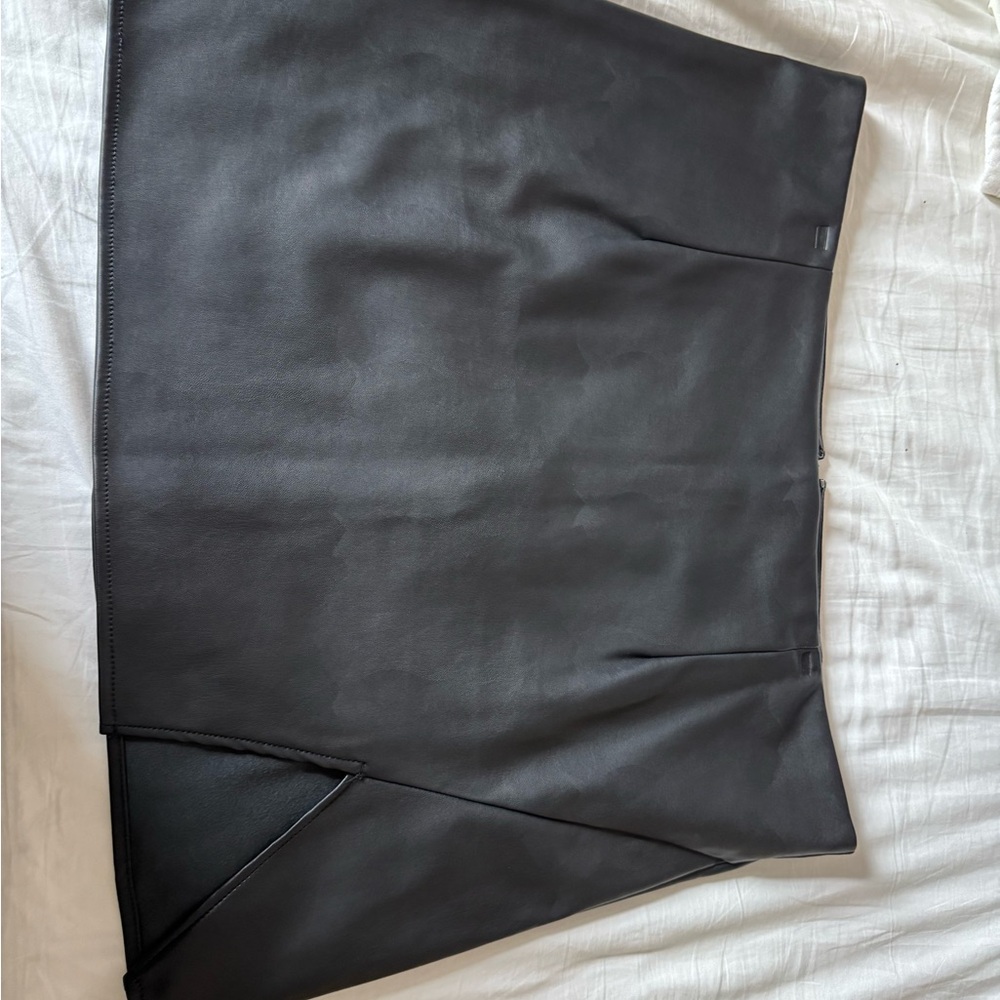 Tinseltown Women’s Elegant Black Leather Skirt
